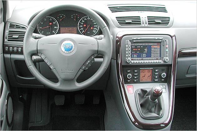 Klassisische Rundinstrumente, großes Navi-Display
