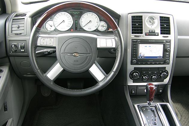 Das Cockpit: Aufgeräumt, funktional, aber etwas grau