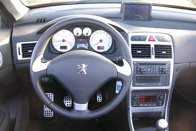 Das Cockpit im neuen 307 CC: Schwarzer Grundton und viele Alu-Details