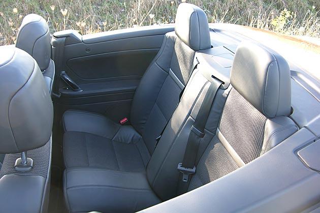 Der 307 CC ist ein Viersitzer  doch der Platz im Fond ist nicht üppig