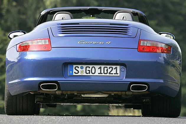 Tradition verpflichtet: Aus den zwei Endtöpfen dröhnt der faszinierende Boxer-Sound des 911