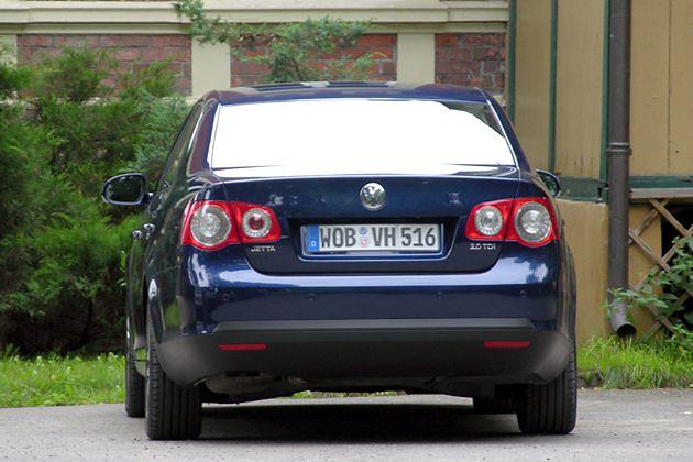 Die Rückleuchten sehen ähnlich wie beim Passat aus