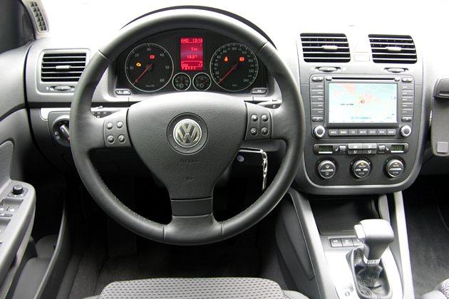 Das Cockpit sieht wie im Golf aus (Bild: DSG-Version)