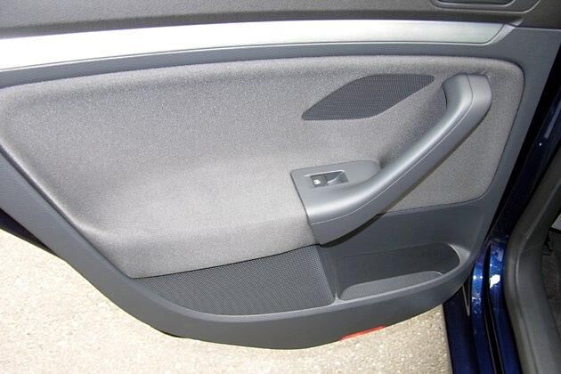 Fensterheber und Fächer in den Fondtüren sind Serie beim Jetta