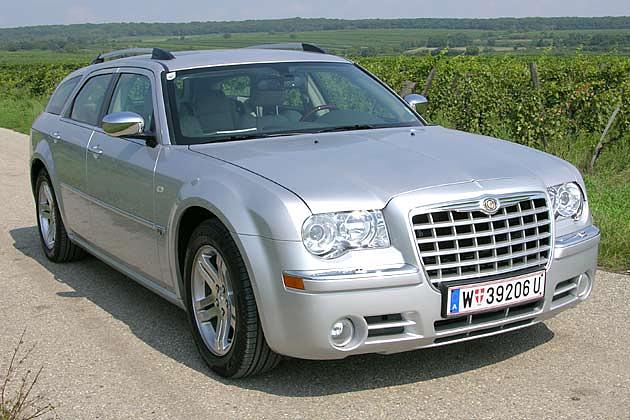 Die massive Front macht den 300C zum Head-Turner
