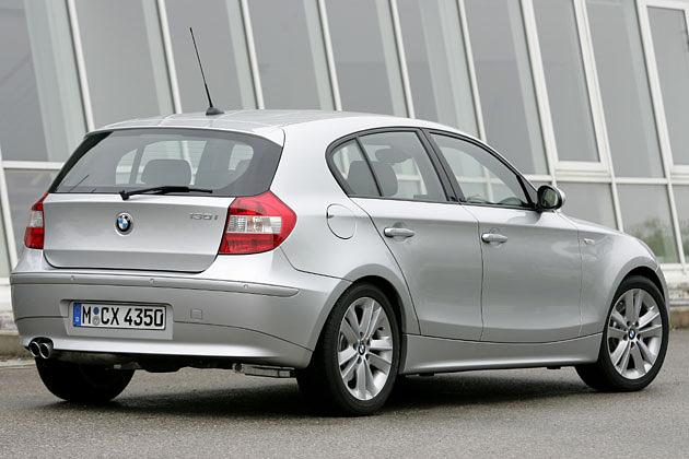 Serienmäßig: Der 130i rollt ab Werk auf 17-Zoll-Leichtmetallfelgen