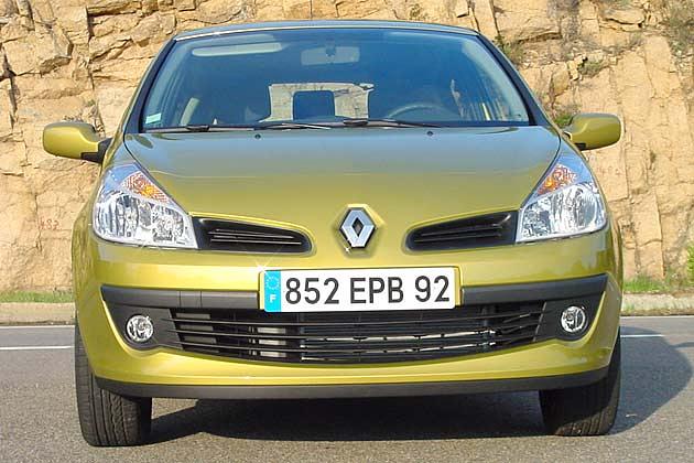 Grill, Scheinwerfer und Motorhaube geben der Front etwas Dynamik