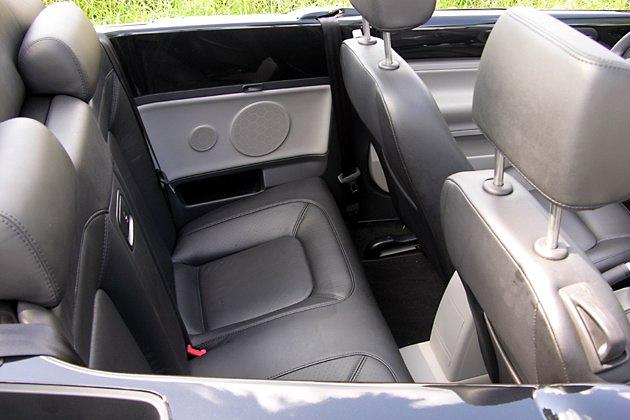 Das Beetle Cabrio ist ein Viersitzer  auch hinten haben Erwachsene Platz