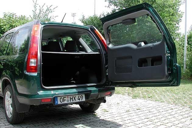 Die Hecktür öffnet zur Seite, allerdings zum Fußweg hin