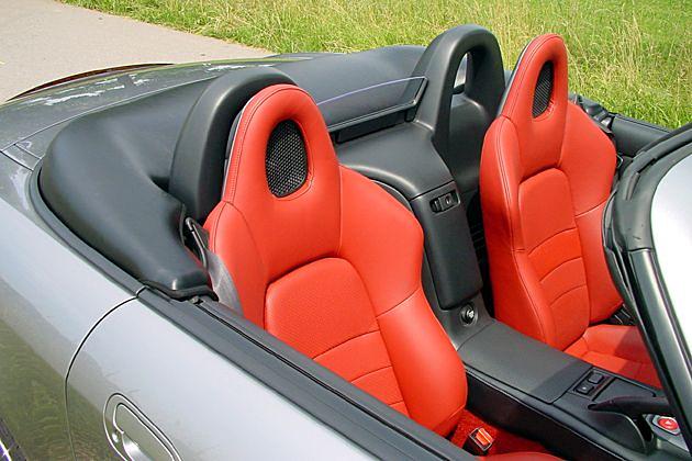Eine schwarze Leder-Persenning schützt das Gestänge des Verdecks beim Offenfahren