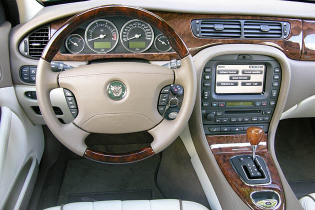 Viel Holz, Leder und Chic: Der Innenraum des Jaguar S-Type