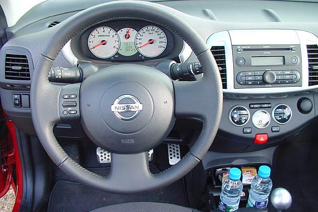 Cockpit: Weiß hinterlegte Instrumente und Alupedale wie im 160 SR