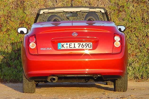Kein Roadster: Das Heck wirkt massiv, es muss ja das Verdeck und noch etwas Gepäck aufnehmen