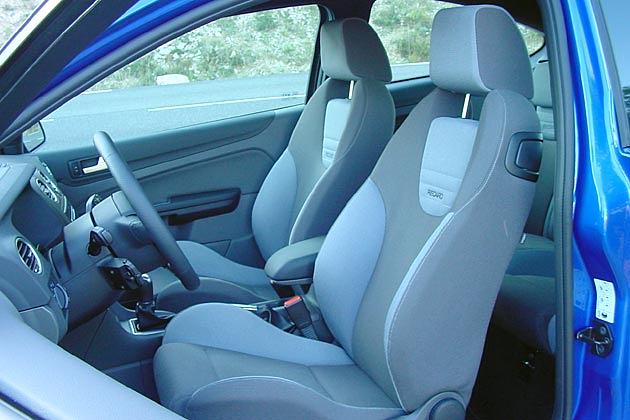 Die Recaro-Sportsitze geben ausgezeichneten Seitenhalt, ohne allzu hart zu sein