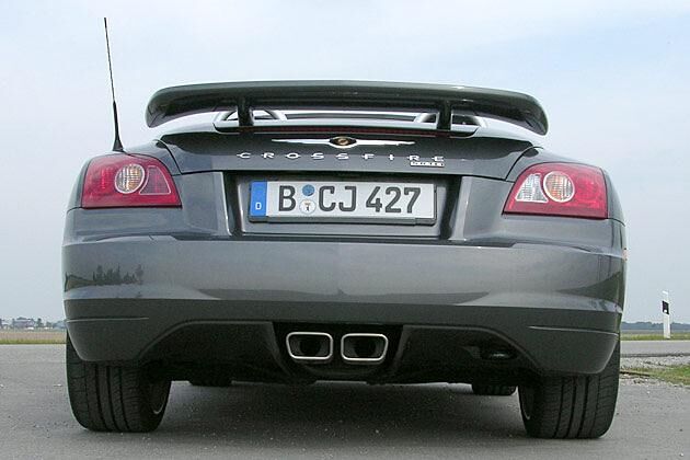 Die beiden zentralen Auspuffrohre hat auch der normale Crossfire Roadster