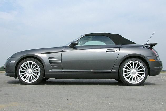 Auch in der Seitenansicht sieht der Roadster mit der Stoffhaube gut aus