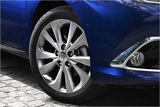 Je nach Ausstattung kommt der Auris mit 15-, 16-, oder 17-Zöllern (im Bild)