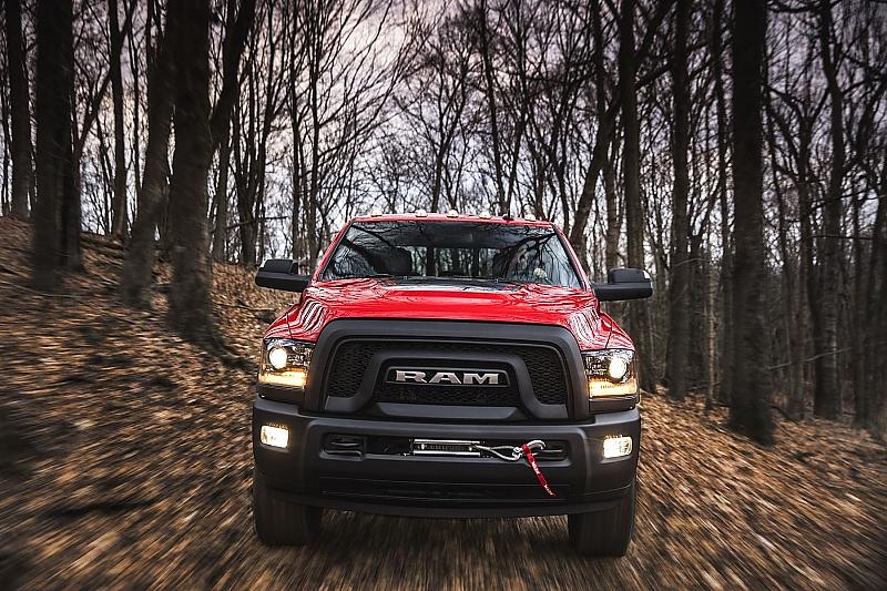 Der Ram Power Wagon (2017) hat einen schwarzen Kühlergrill