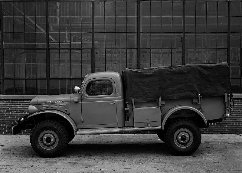 Ein Dodge Ram Power Wagon mit speziellen Militär-Reifen und einer Abdeckplane (1946/47)
