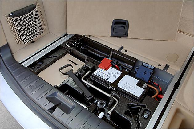 Unterm Kofferraumboden befinden sich zwei große Autobatterien