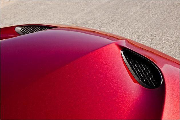 Zwei Nüstern in der Motorhaube dienen der Entlüftung