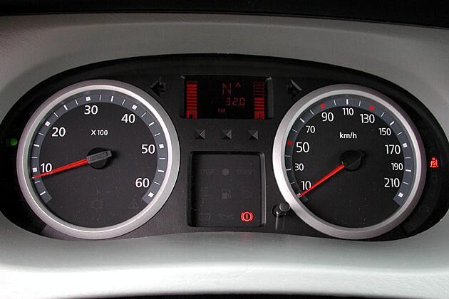 Klare Sache: Das Tachometer hebt typisch französisch die ungeraden Zahlen hervor
