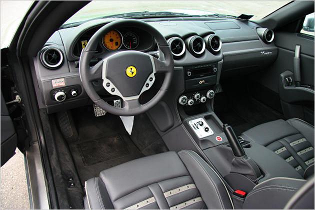 Kein Spartaner: Elegantes, gut bestücktes Interieur