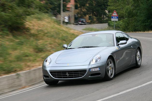 In den Serpentinen um Modena fühlt sich der 612 Scaglietti am wohlsten