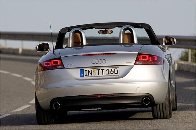 Der V6 ist von hinten an zwei auseinander stehenden Endrohren zu erkennen