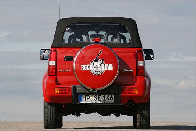 Ein großer Aufkleber ziert die Reserveradabdeckung