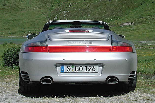 Aus den beiden Endtöpfen der Auspuffanlage kommt immer noch der faszinierende Boxer-Sound eines 911er