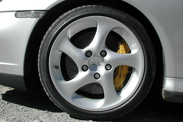 Die 7.800 Euro teuren Keramikbremsen sind unter anderem an den gelb lackierten Bremssätteln erkennbar