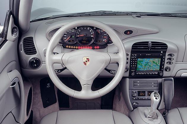 Der Innenraum des C4S Carbiolets unterscheidet sich kaum vom normalen 911er