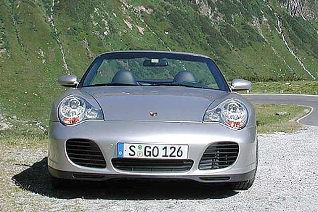 Markant sind beim Carrera 4S die großen Lufteinlassöffnungen vorne