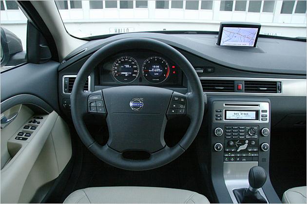 Das Cockpit mit zwei Rundinstrumenten wirkt sehr aufgeräumt