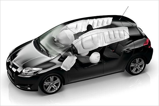 Unter anderem sieben Airbags schützen die Insassen des Auris