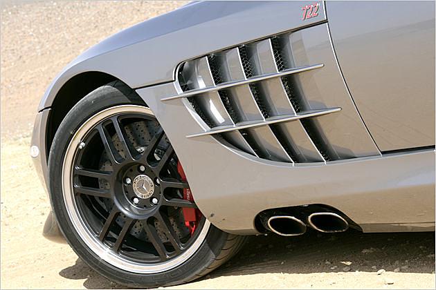 Die Sidepipes ersetzen die Auspuffanlage am Heck des SLR