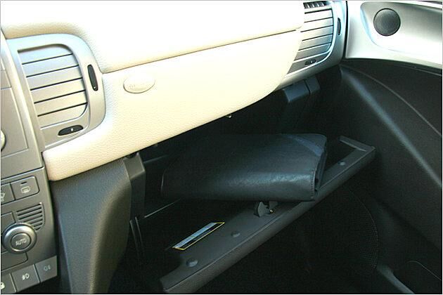 Auf der Beifahrerseite gibt es ein klassisches Handschuhfach