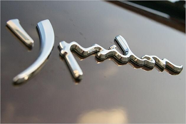 Der Modellschriftzug aus Metall prangt an der Heckklappe