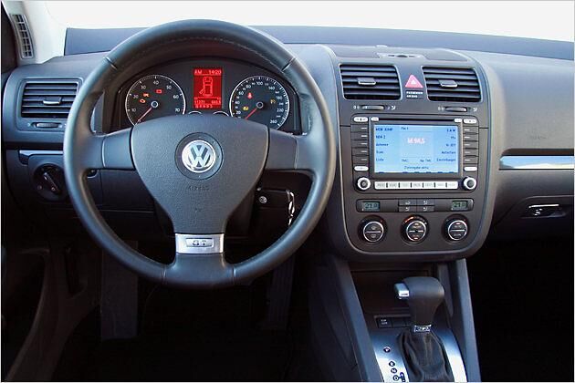 Innen weist die Lenkradspange auf das GT-Modell hin