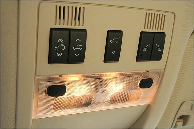 Im Fahrzeughimmel: Schalter für das Glasschiebedach und die elektrische Heckklappe