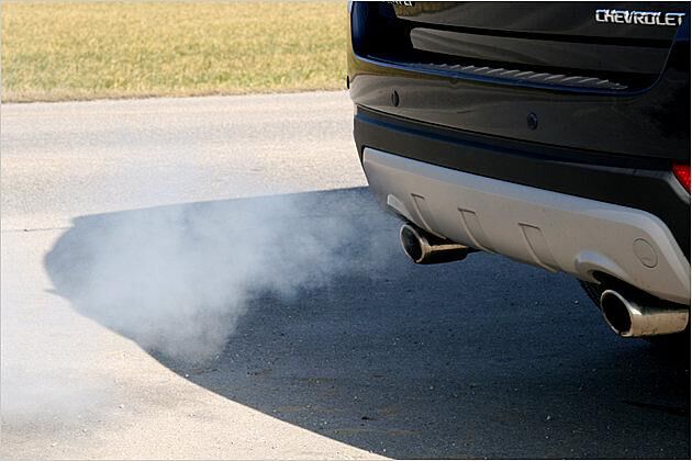 Bei kaltem Motor beschlägt die Heckscheibe wegen der Abgas-Ausdünstungen
