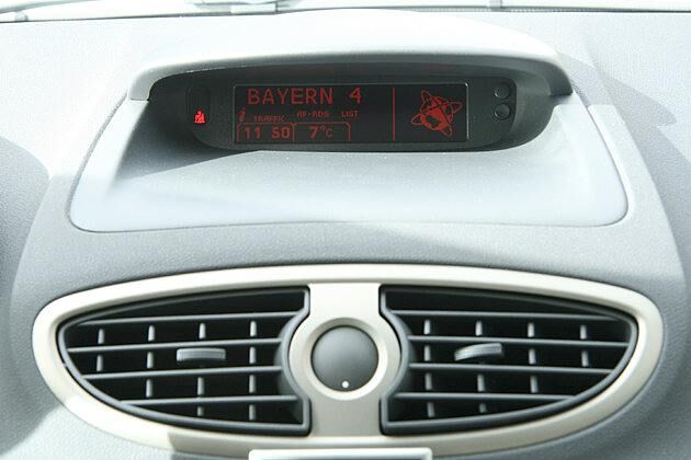 Am oberen Ende der Mittelkonsole gibt es ein monochromes Bordcomputer-Display