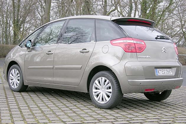 Die coupéhafte Dachlinie wird durch einen Spoiler verlängert