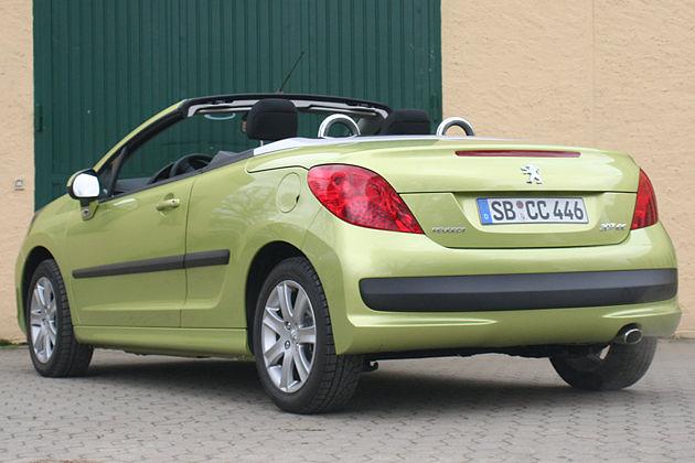 Das Heck des 207 CC ist nicht ganz so schick wie bei einem Roadster, aber auch nicht hässlich