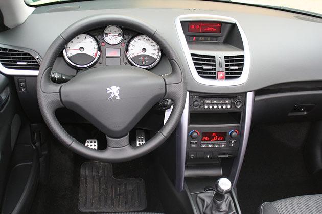 Cockpit: Die weiß hinterlegten Instrumente gibt`s beim Sport und beim Platinum