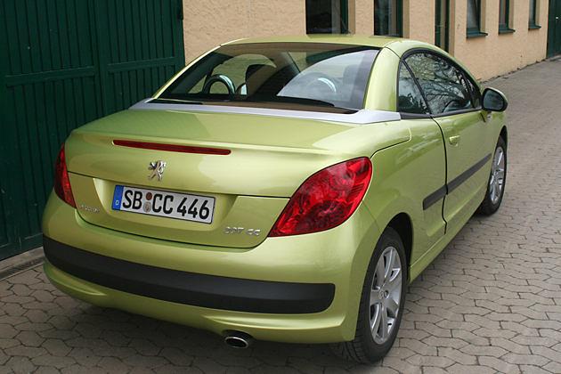 Doch für ein kleines Coupé-Cabrio sieht das Heck gar nicht so übel aus