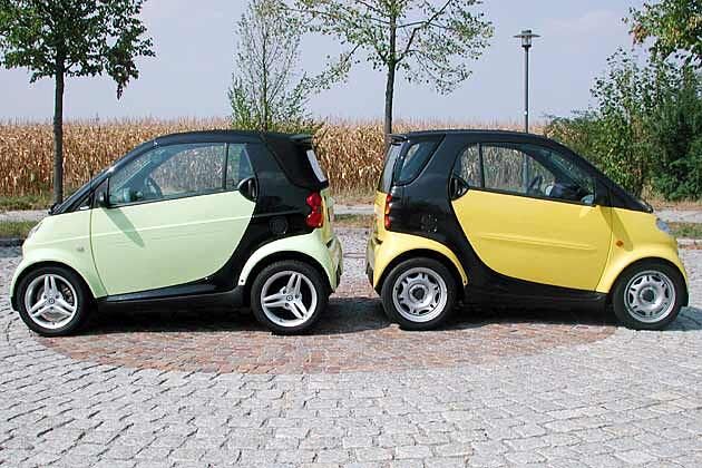 Aufmarsch zum Duell: Smart Coupé anno 1998 gegen das Smart Cabrio anno 2004