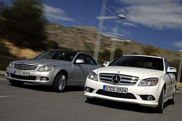 Zum Vergleich: Links die C-Klasse mit Classic-Gesicht und rechts mit AMG-Optikpaket