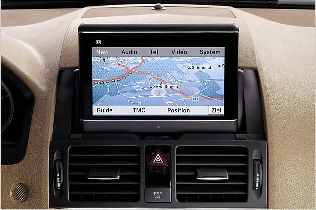 Für das Multimedia-System Comand APS verlangt Mercedes 3.403 Euro Aufpreis